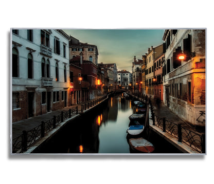 Venice Canal at Dusk – Tranquil Evening Glow
