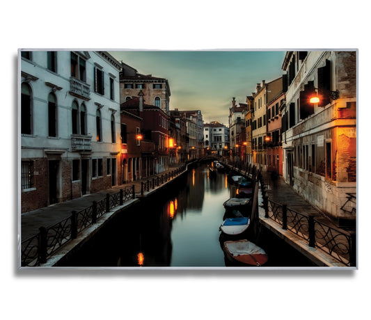 Venice Canal at Dusk – Tranquil Evening Glow